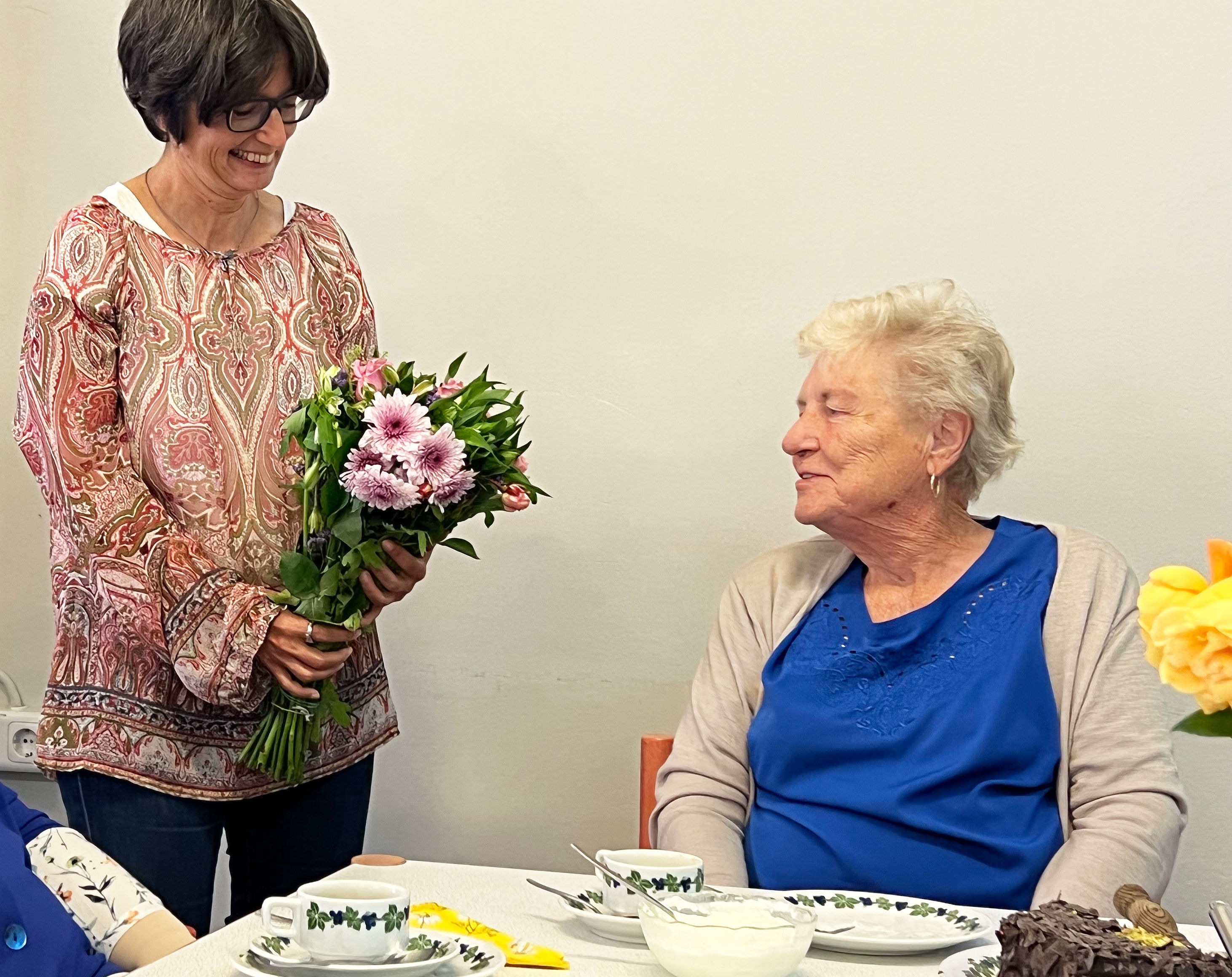 Helga Kuhnholz wird von Kerstin Kreuzhage ein Blumenstrauß überrreicht