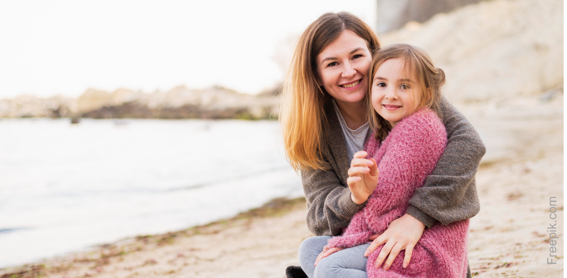 Mutter und Tochter am Strand