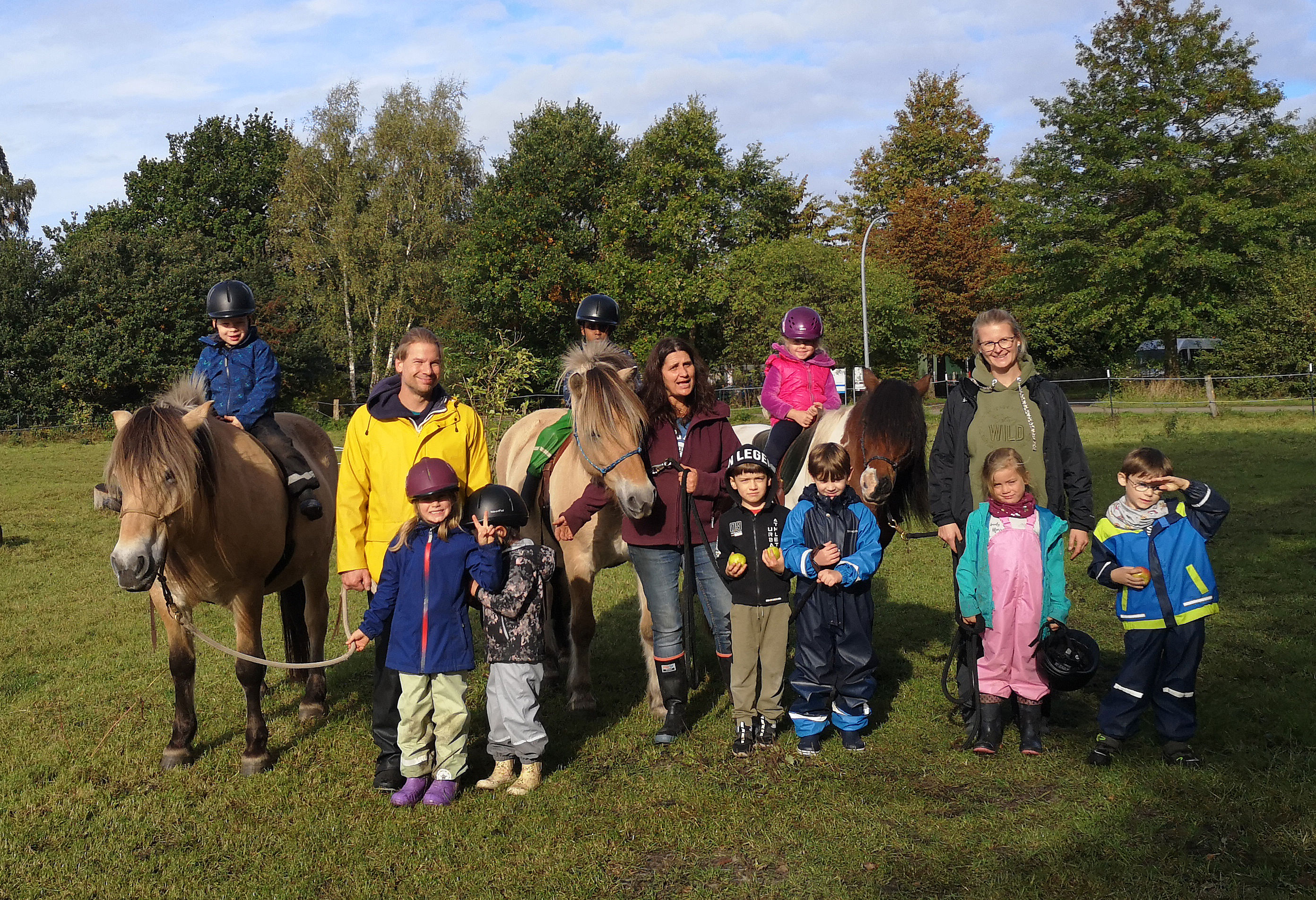 Kindergruppe mit Pferden
