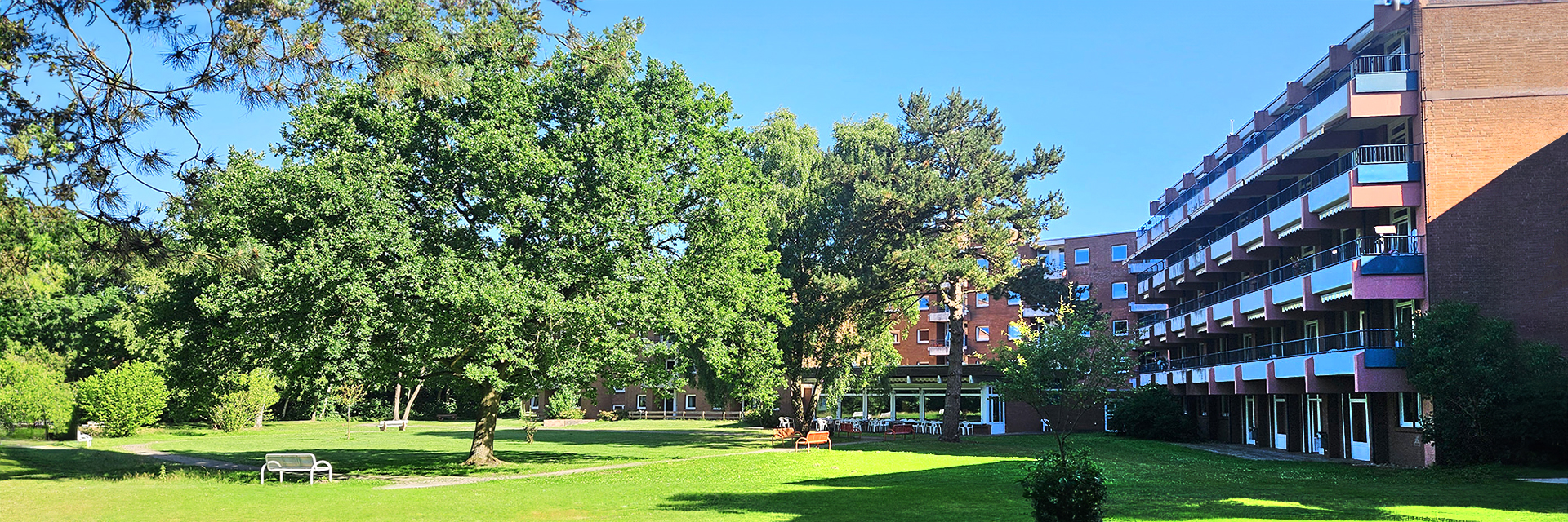 Sicht auf den Park und das Gebäude des Seniorenwohnsitzes