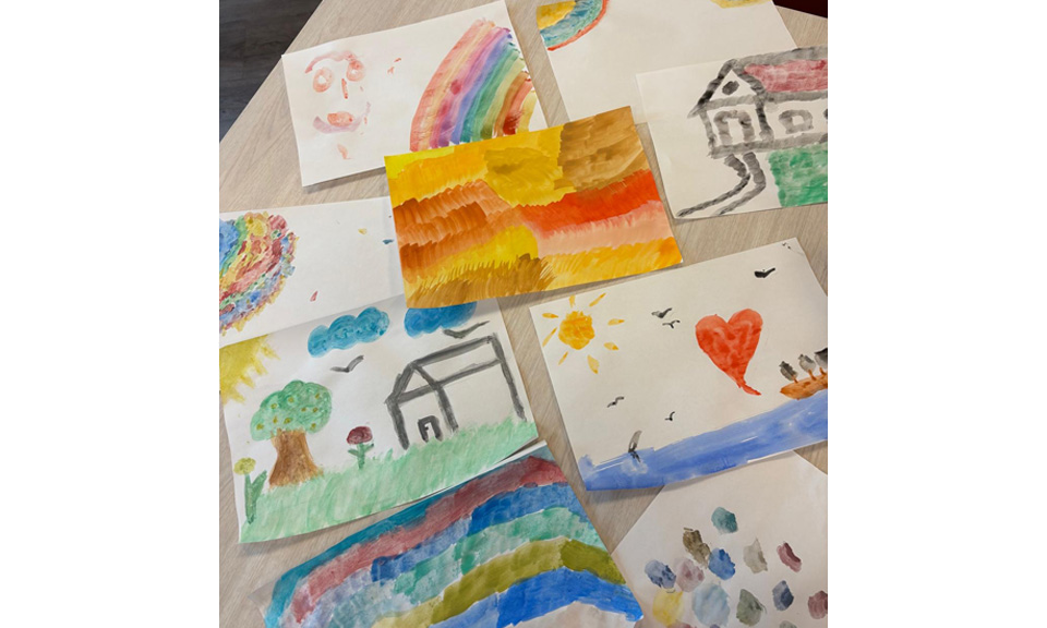 Tagespflege Kunst Eine Auswahl an gemalten Bilder auf einem Tisch
