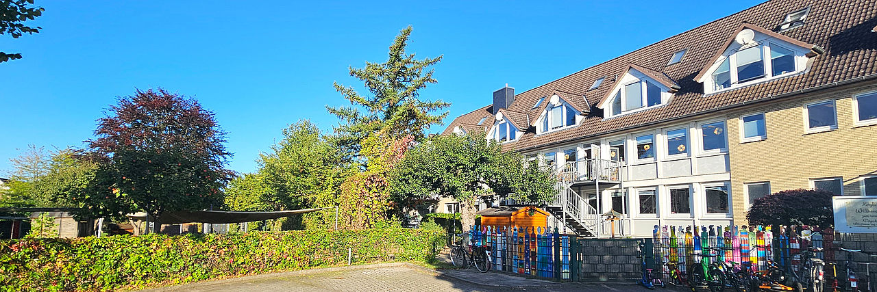 Gebäude und Außengelände der Kita in Holm