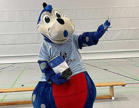 Plüsch-Dino Hermann in der Turnhalle