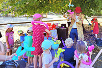 Kinder und Zauberer mit Luftballons