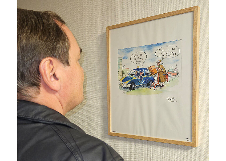 Demensch 6 Man sieht ein Bild über die Schuler eines Gastes
