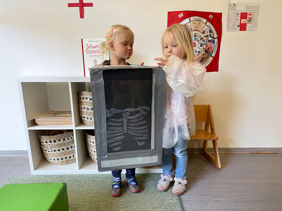 Kinder spielen mit selbstgebasteltem Röntgengerät
