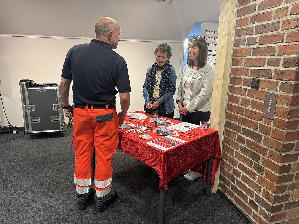 Infoabend Vorsorge: Infostand der ZKS und des Blinden- und Sehbehindertenverein Schleswig-Holstein