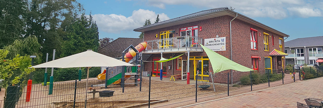 Außenansicht des roten Backsteingebäudes der Kita Hainbuchenstieg Quickborn