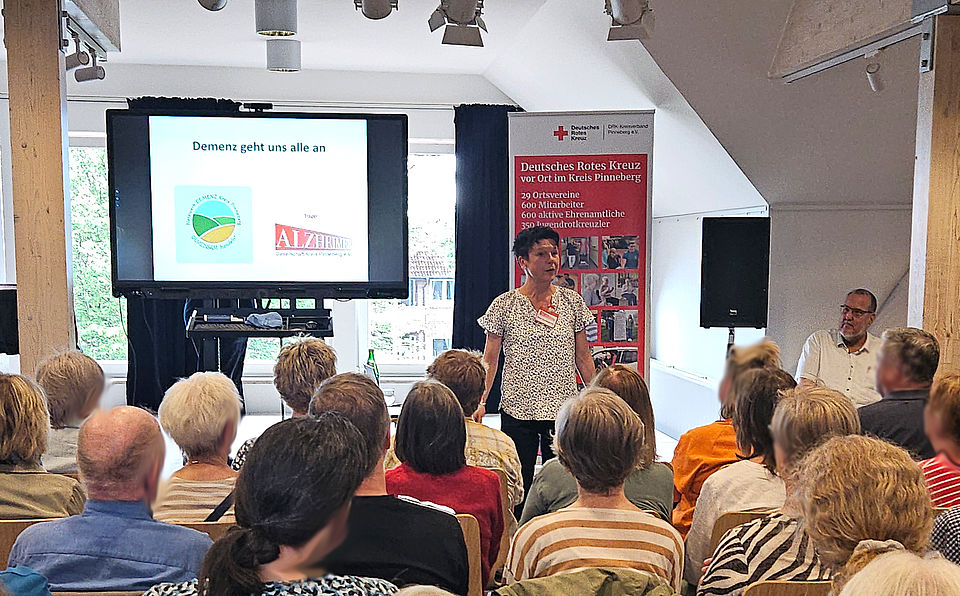 Demenz Info Ines Hunddörfer beim Vortrag