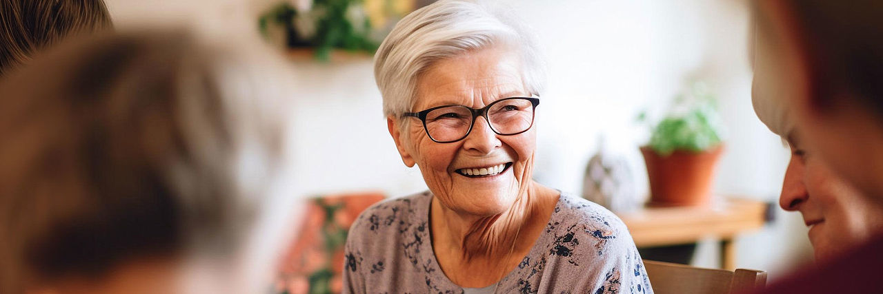 Seniorin lächelt