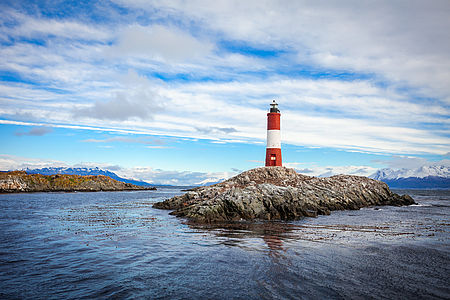 Ein Symbolbild für die Hoffnung, ein Leuchtturm auf einer Insel