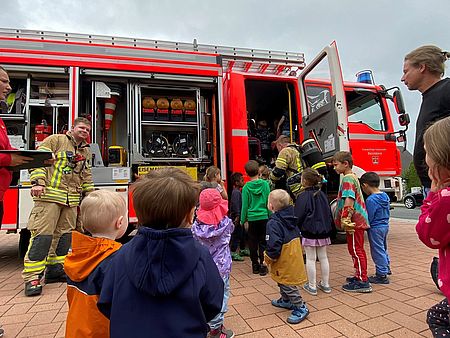 Kinder vor dem Löschfahrzeug der Feuerwehr Quickborn