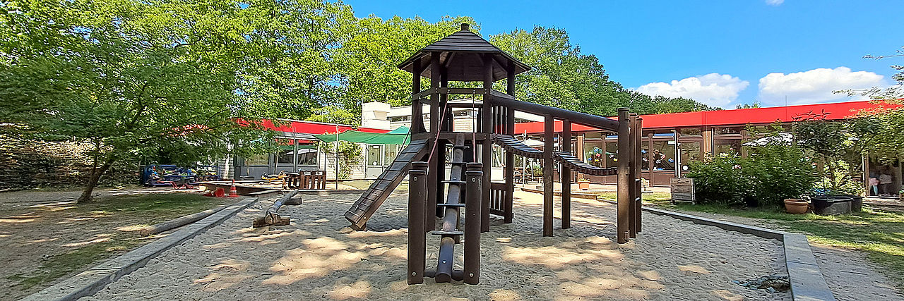 Außengelände mit großem Spielturm der Kita Talstraße Quickborn