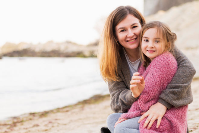 Mutter und Tochter am Strand