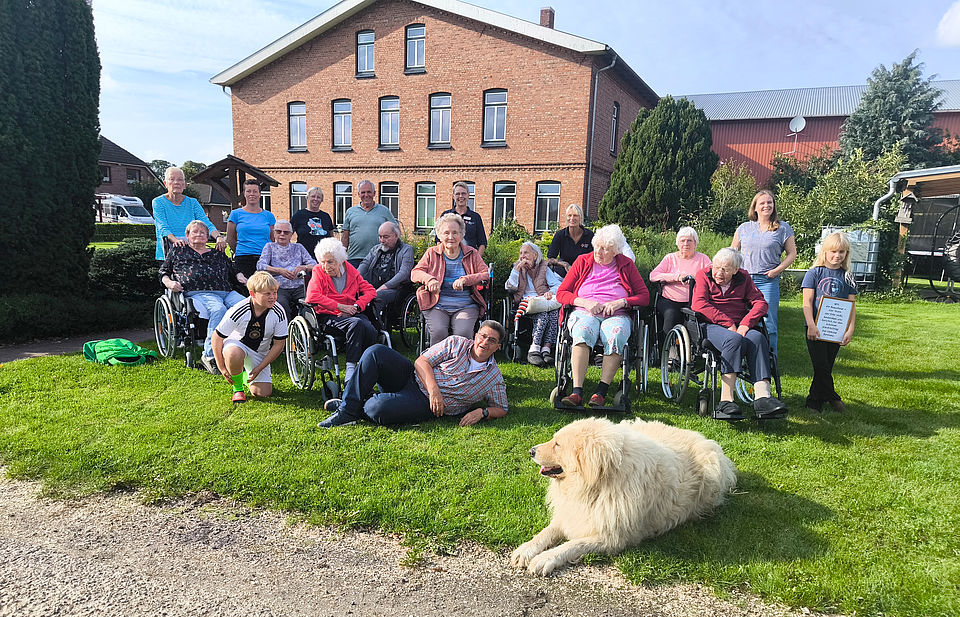 Bauernhof Gruppenfoto aller BewohnerInnen auf dem betriebswirtschaftlichen Hof, mit Bewohnerin Marta Reimers neben ihrer Enkelin und Uhrenkelkind, hat selber früher auf dem Hof gelebt