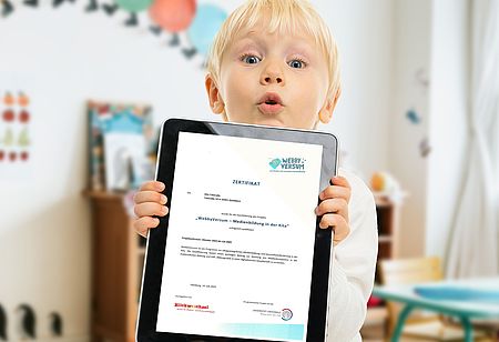 Junge mit Webbyzertifikat