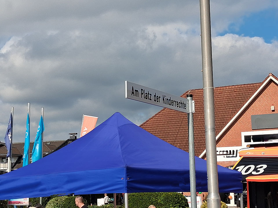 Kinderfest Straßenschild "Am Platz der Kinderrechte"