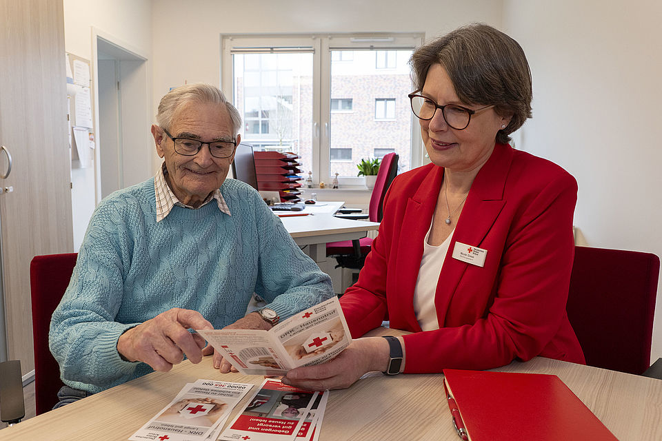 Seniorenberatung Frau Giese im Gespräch mit einem Senioren