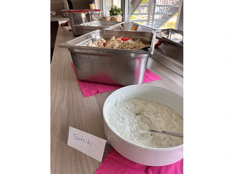 Grillen Salate Tzatziki und Nudelsalat für die SeniorInnen