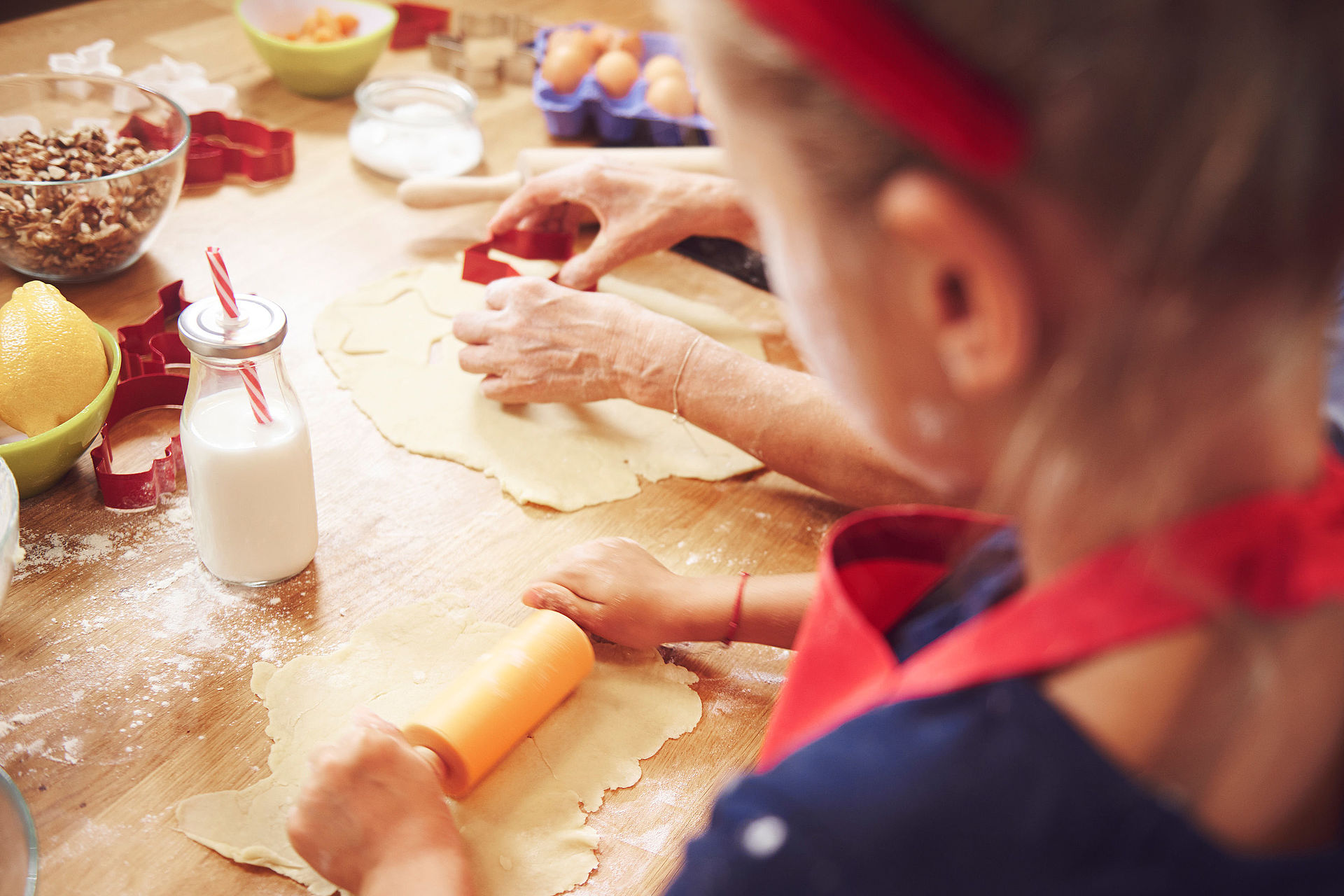 Wir schauen einem Kind beim Backen über die Schulter