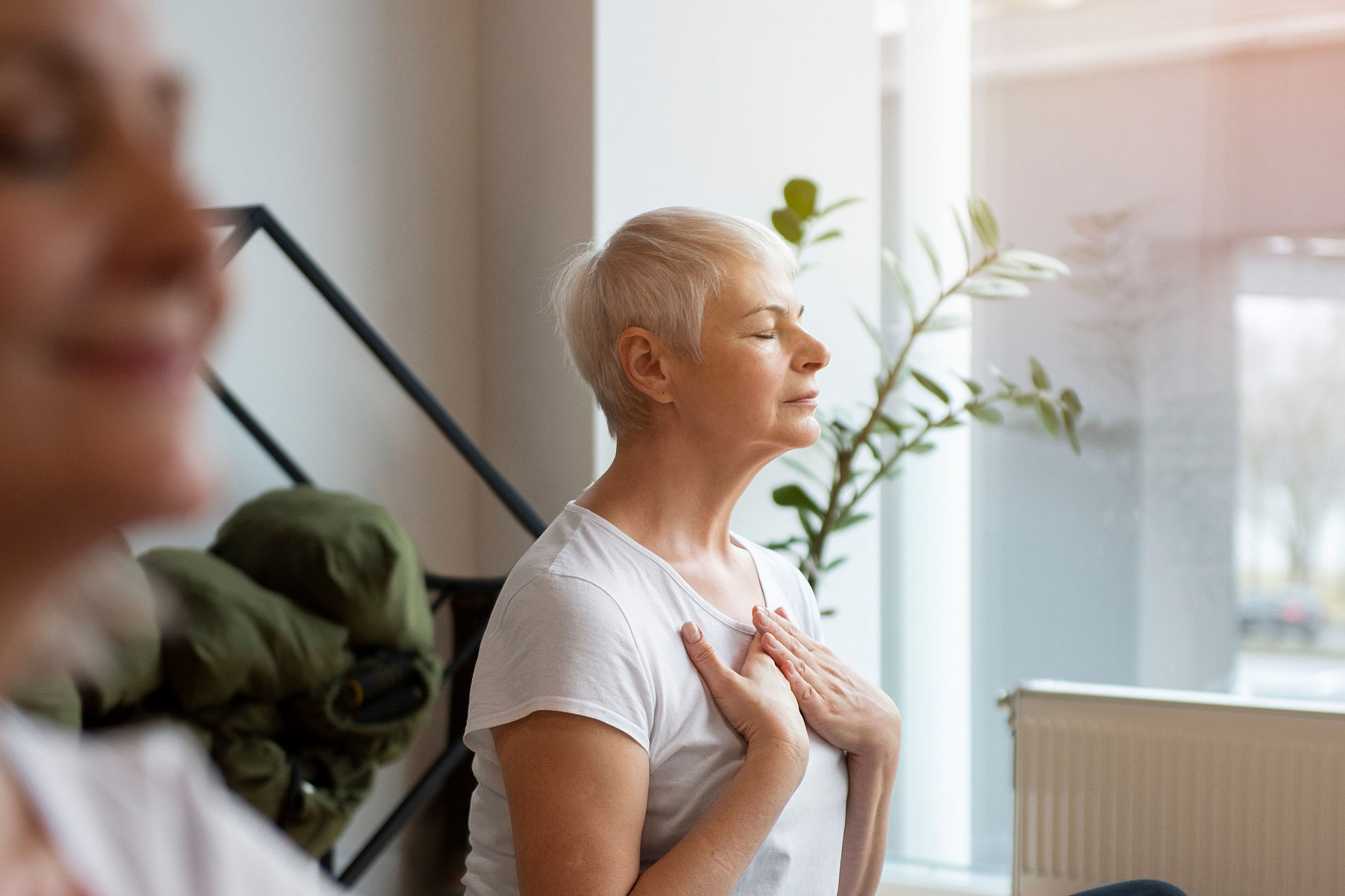 Seniorin beim Yoga
