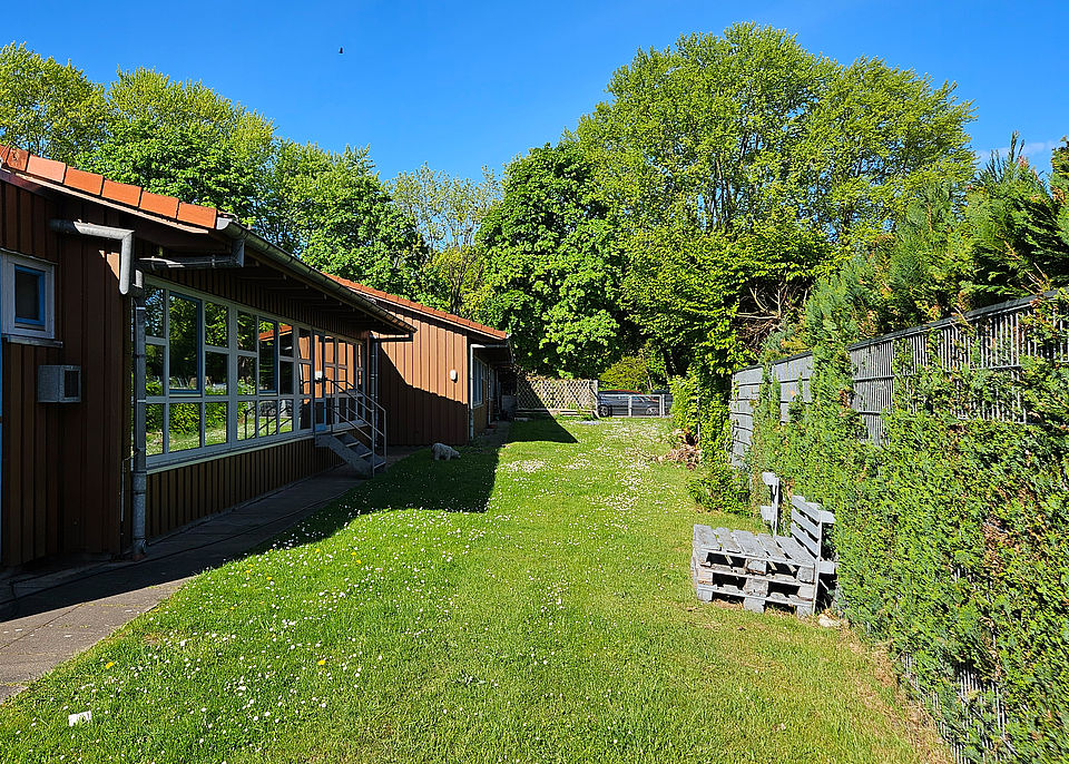 Ruhegarten der Kita Elmshorn Turnstraße mit großer Wiese