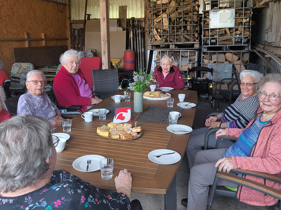 Bauernhof Die BewohnerInnen bei Kaffe und Kuchen in der Scheune
