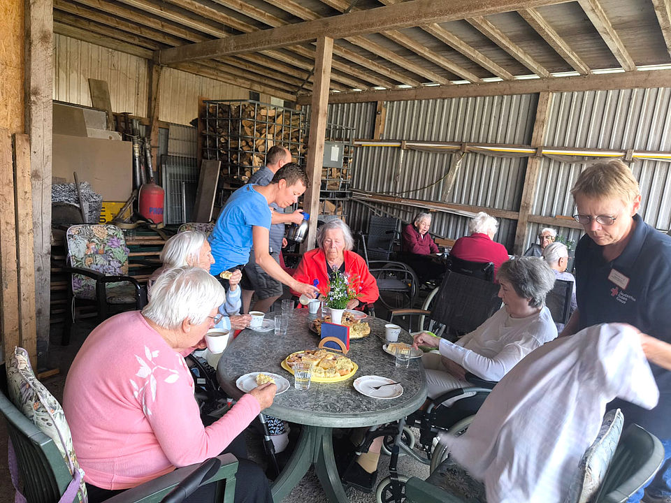 Bauernhof Die Kaffeetafel mit den BewohnerInnen in der Scheune
