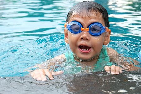 Kind im Schwimmbecken
