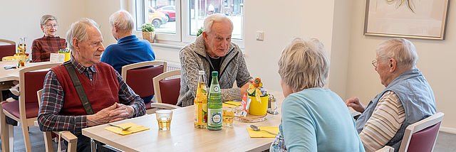 Senioren sitzen zusammen am Mittagstisch in der Begegnungsstätte
