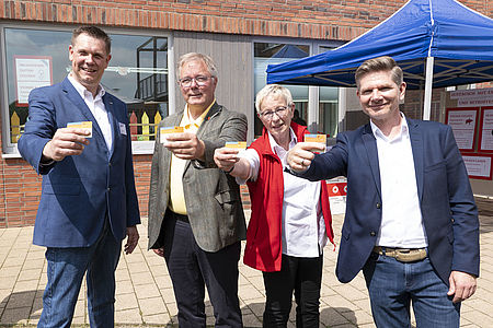 Zeigen ihren Organspendeausweis: Ulf Kienast, Vorsitzender des DRK-Kreisverbands Pinneberg, Hans-Peter Lütje, Bürgermester von Appen, Waltraud Hörmann, Vorsitzende des DRK-Ortsvereins Appen, Heiner Garg, ehemaliger Gesundheitsminister Schleswig-Holsteins