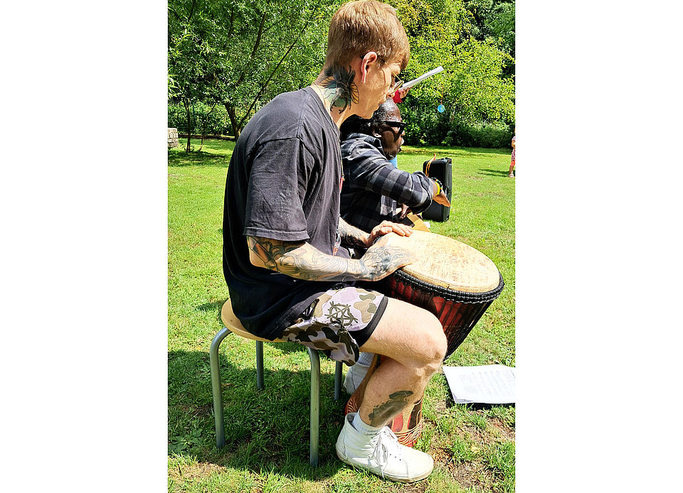 Musiker spielen auf der Wiese der Kita Talstraße