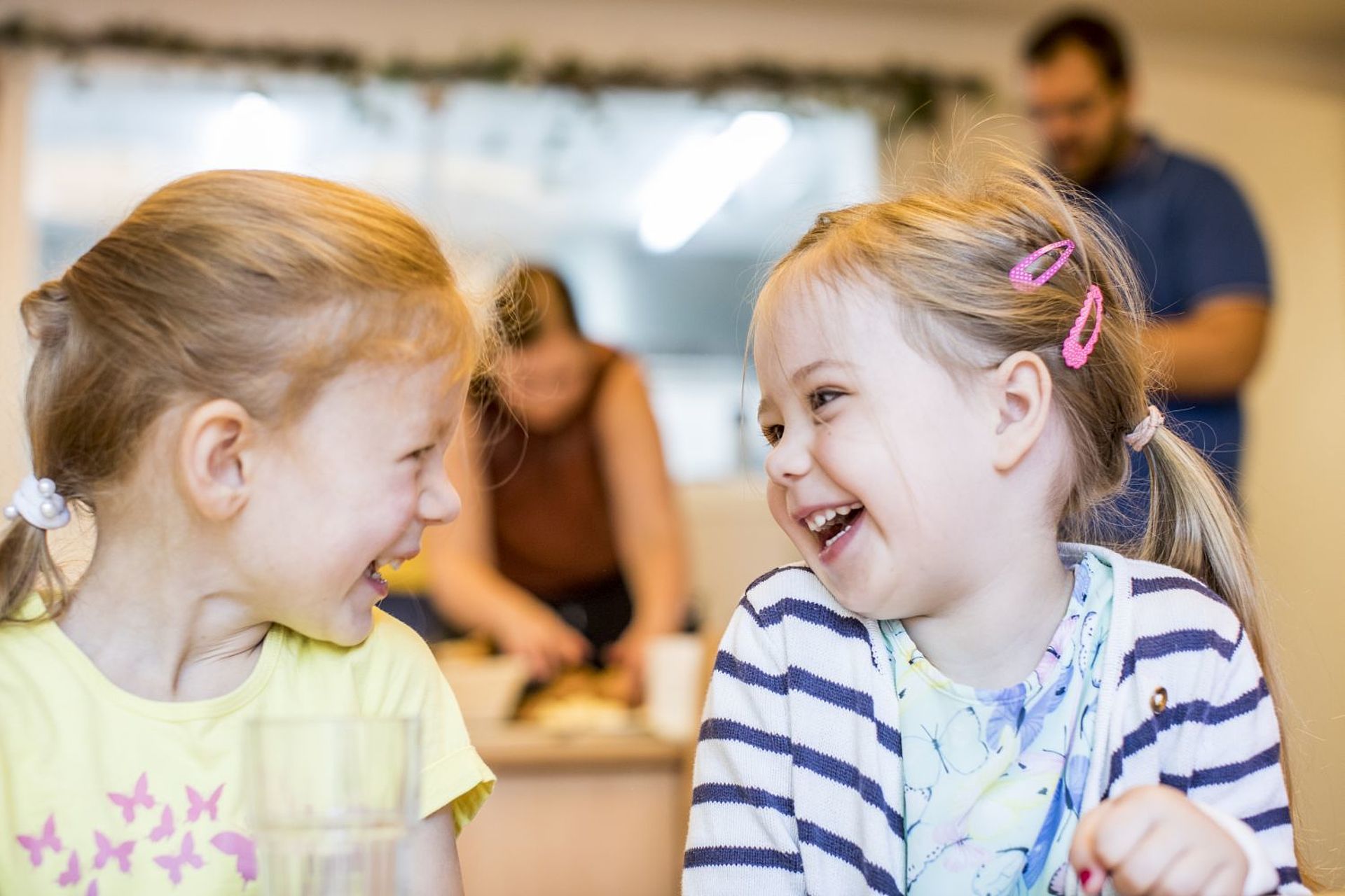 2 Kita-Kinder lachen sich an