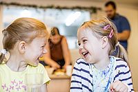 2 Kita-Kinder lachen sich an