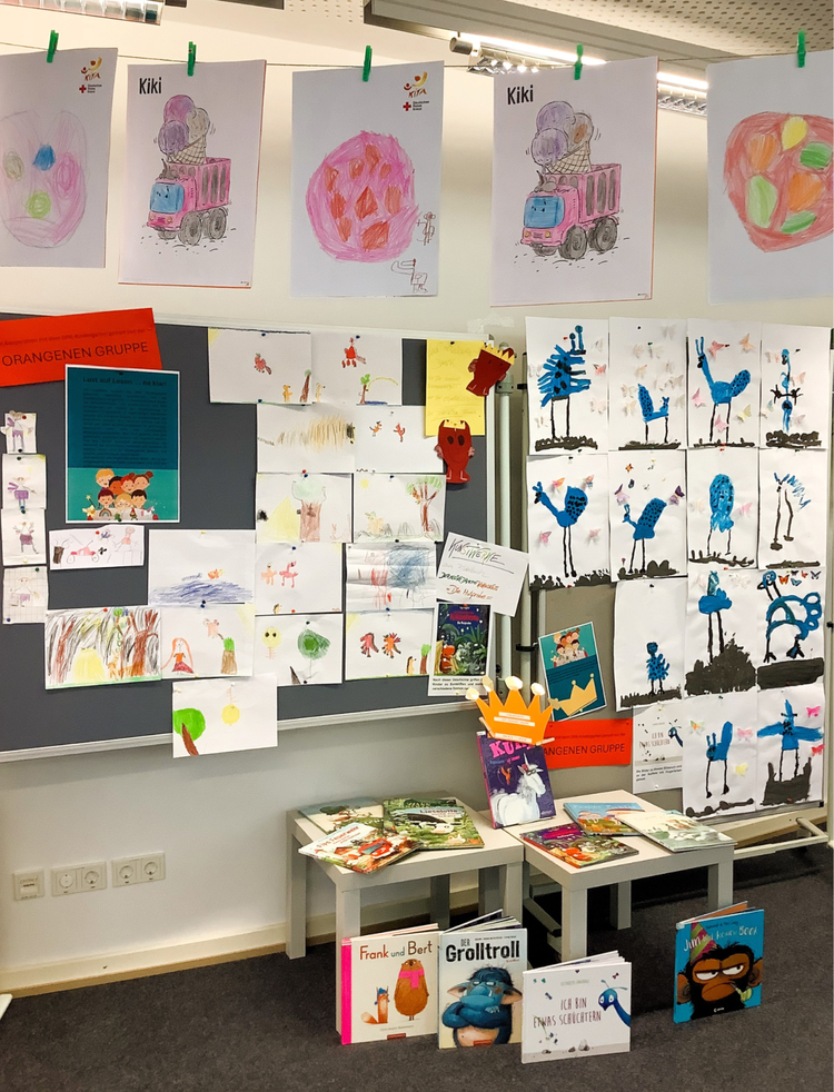 Ausstellung Lust auf Lesen Ausstellung vieler von Kinden gemalter Bilder an der Wand und an Wäscheleinen